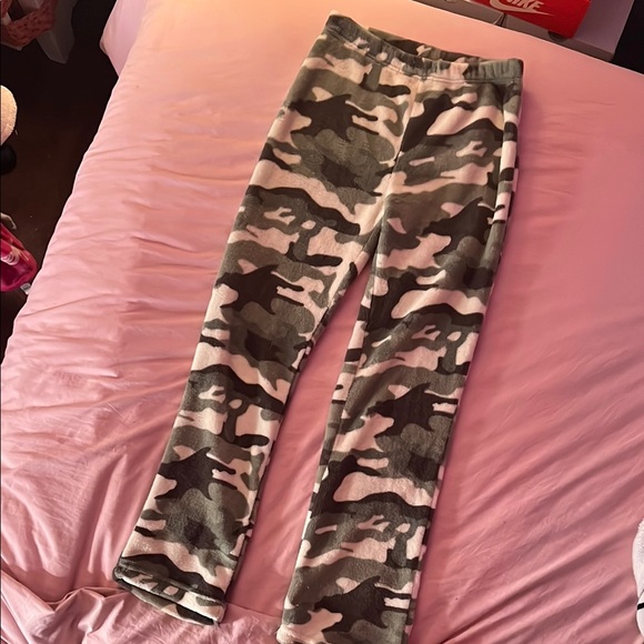 Cozy Green and White Pajama Set for Relaxing Nights - Picture 8 of 11